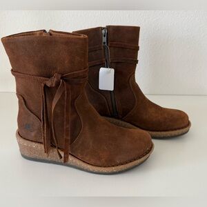 🆕 Born “leather-upper” wedge-heel Ankle Booties in distressed brown *NWT* $170